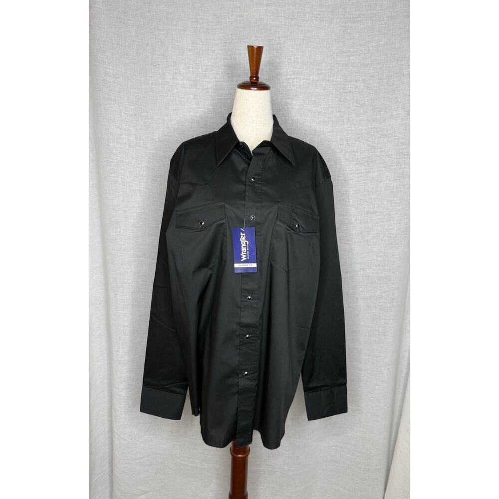NWT black wrangler men’s classic fit pearl snap 
Size large